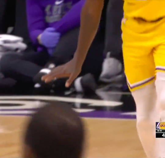 🎥 | 'Pat Bev' op repeat: linke Laker maakt opnieuw 'te klein'-gebaar bij grote achterstand