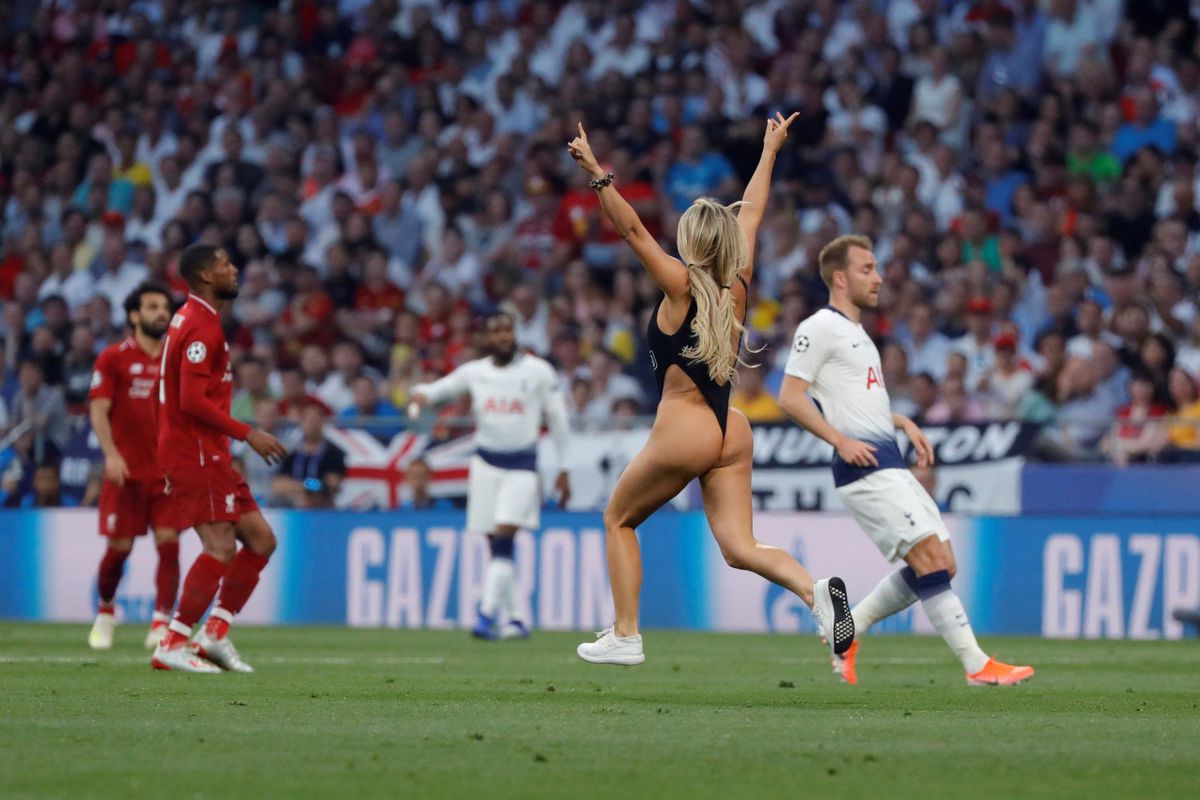 Meer dan 2 miljoen Instagram-volgers erbij voor blonde Champions League-streaker