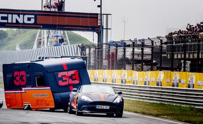 LOL! Ricciardo en Verstappen crossen op Zandvoort met de caravan (video)