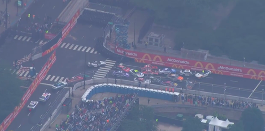 🎥 | File in NASCAR: zo zorgde 1 onschuldige slip voor een dikke opstopping