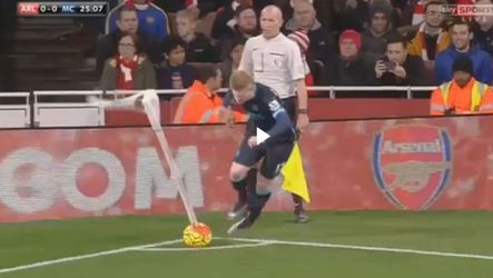 Koekoek! Fans Arsenal lachen Kevin De Bruyne uit na deze faalactie (video)