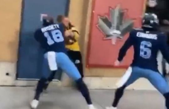 🎥 | CFL-potje loopt uit de klauwen: spelers klappen irritante fan op zijn gezicht