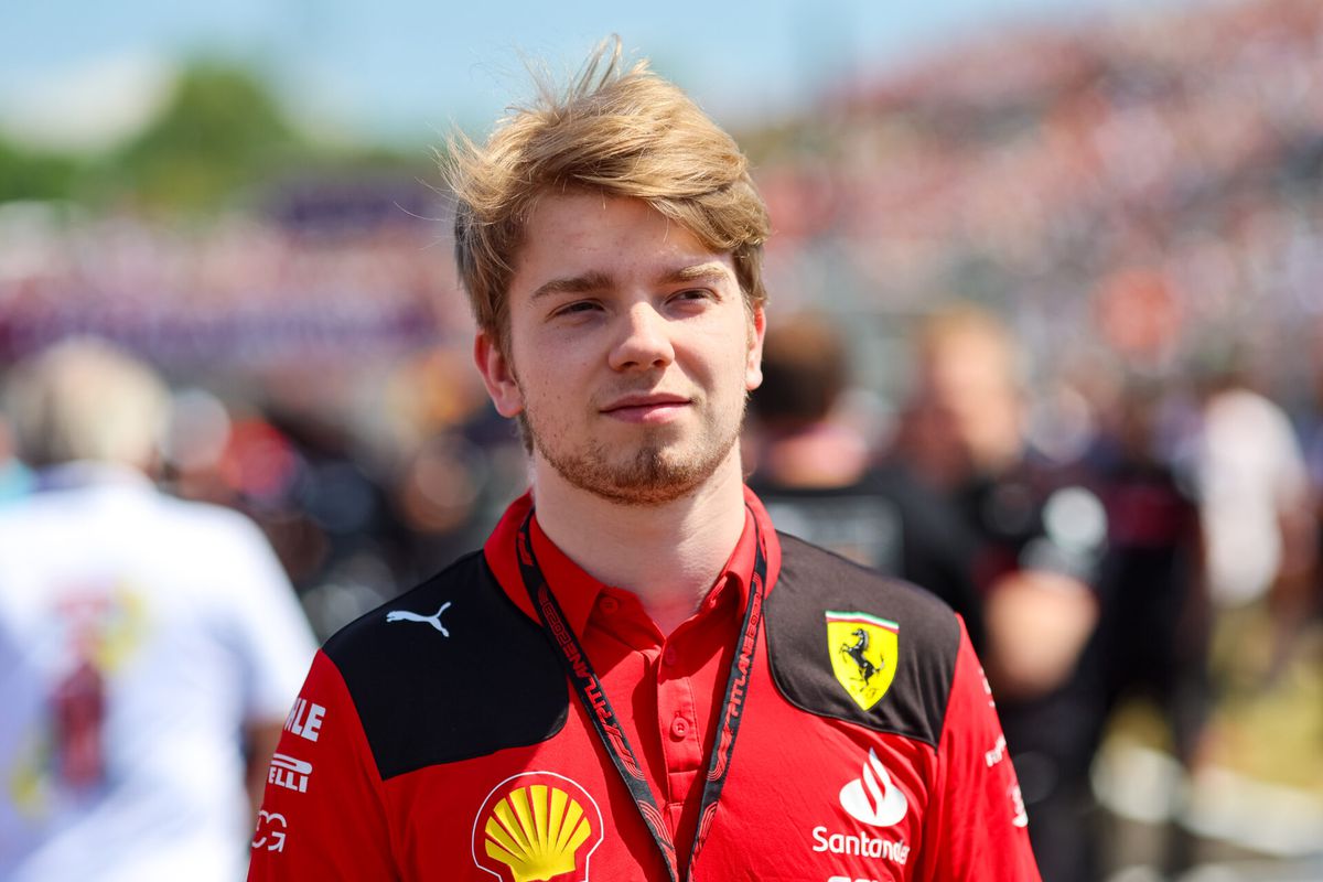 Ferrari zet Robert Shwartzman in de auto tijdens VT1 in Nederland