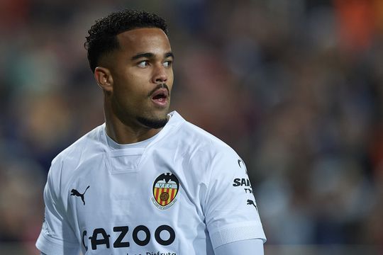 Topscorer Justin Kluivert moet degradatiestrijd met Valencia staken door nieuwe blessure