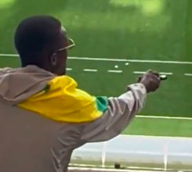 🎥 | Betrapt! Senegalese fan schijnt met laserpen: 'Alsof hij iets op Netflix wil gaan kijken'