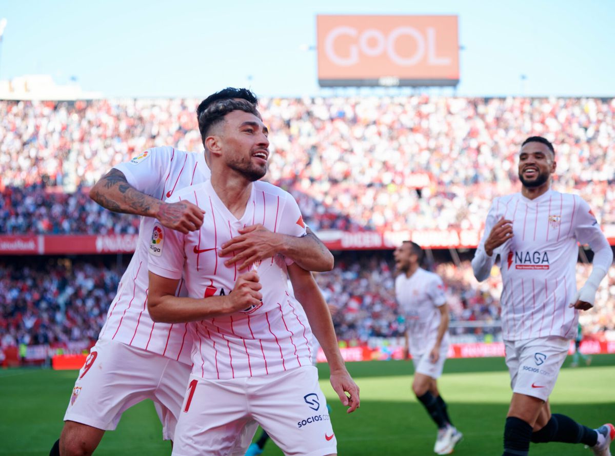 Sevilla wint belangrijkste derby in jaren en blijft in de nek hijgen van Real Madrid