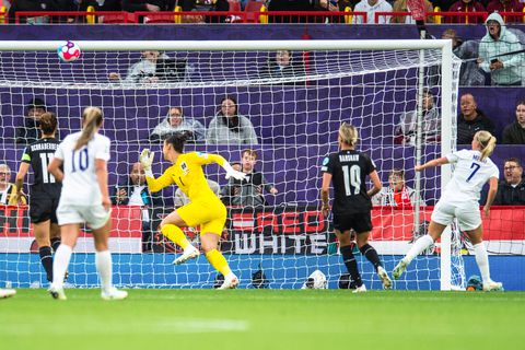 Matchwinner Mead na EK-opener geplaagd door ploeggenote: 'Fuck you'