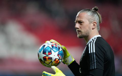 Ajax moet het voorlopig met Onana doen: Remko Pasveer maanden uitgeschakeld