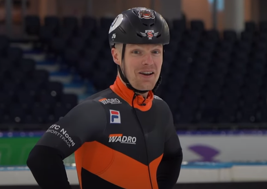 🎥 | Carrièreswitch? Enzo Knol vliegt over schaatsbaan met Nederlands shorttrackteam