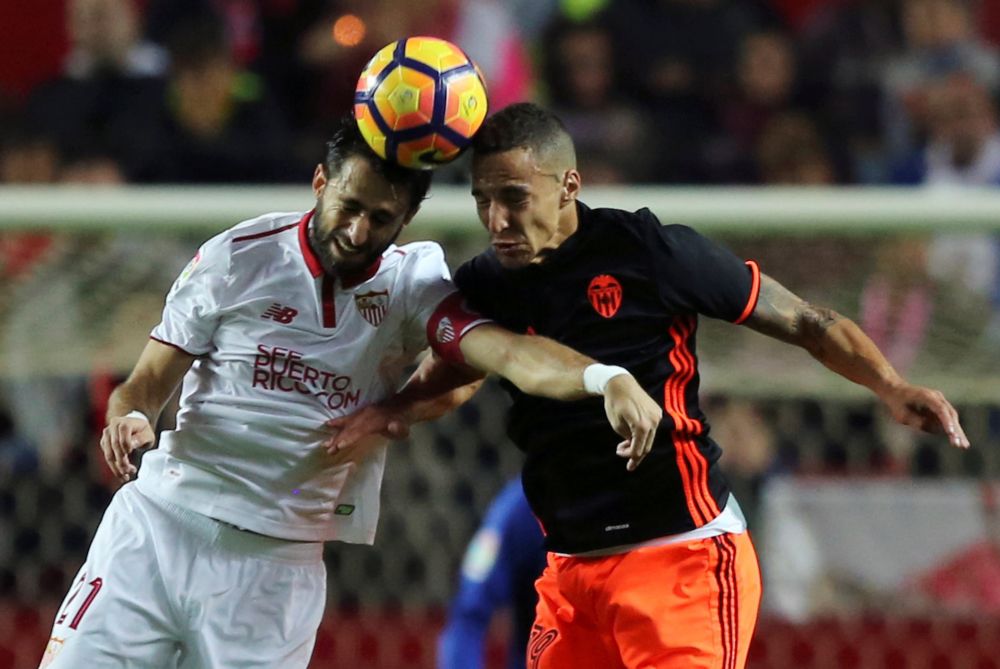 Sevilla wint van Valencia en gaat Barça voorbij