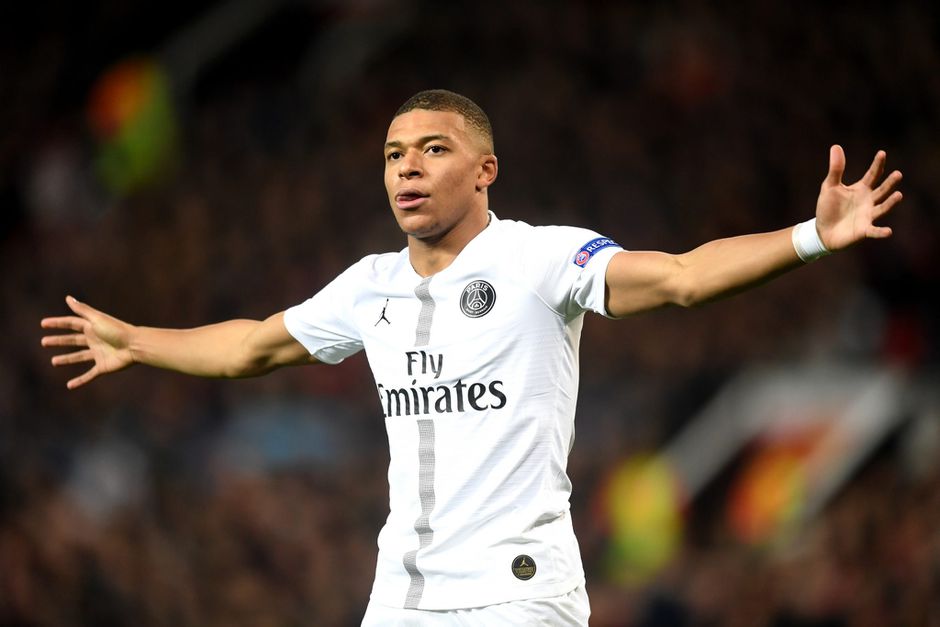 Mbappé telt trainingsdoelpunten en viert zijn mijlpaal van 100 goals