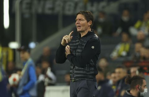 AU! Trainer Eintracht Frankfurt valt met elektrische scooter en breekt jukbeen