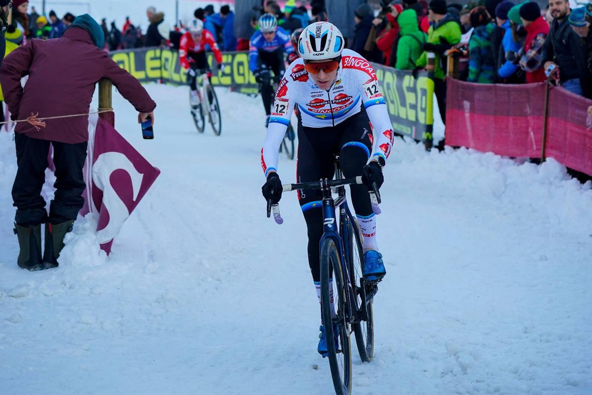 Vanthourenhout blijf Van der Poel ruim voor in Val di Sole, Iserbyt valt met brancard uit