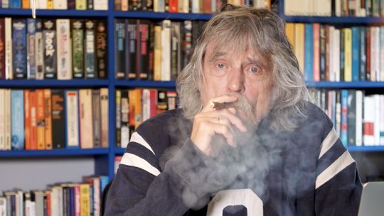 🎥​ | Koffie (en een sigaar) met Johan Derksen: 'Als je niet bedreigd wordt in Nederland stel je niks voor'
