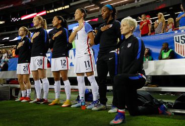 Amerikaanse voetbalbond wil spelers verplichten te staan bij volkslied