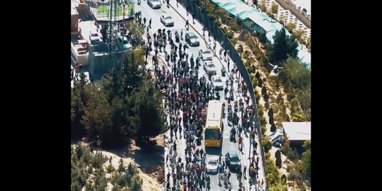 🎥 | Leipe beelden: Iraanse fans BESTORMEN bus van Cristiano Ronaldo