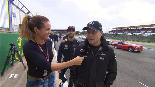 HAHA! Ricciardo vernachelt Bottas tijdens interview (foto)