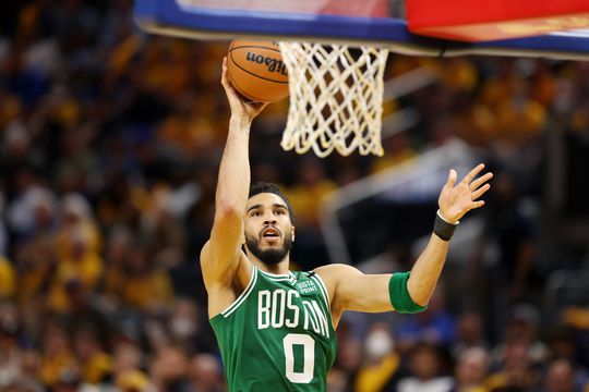 Ultra-effectief Boston Celtics opent NBA Finals met verrassende zege op Golden State Warriors