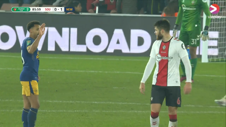 😂🎥 | Newcastle-speler Murphy zwaait Caleta-Car uit na rode kaart