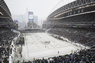 🎥☃️ | Dit NFL-duel in Seattle wordt gespeeld op het meest kerstachtige decor ooit