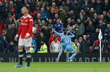 Voetbal op zondag: Manchester-derby, slag om koppositie in Italië en Barcelona bij Elche