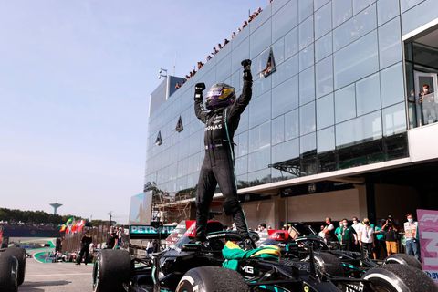 Red Bull bezorgd om ‘raket’ Lewis Hamilton: ‘Als dit zo doorgaat, zie ik het somber in’