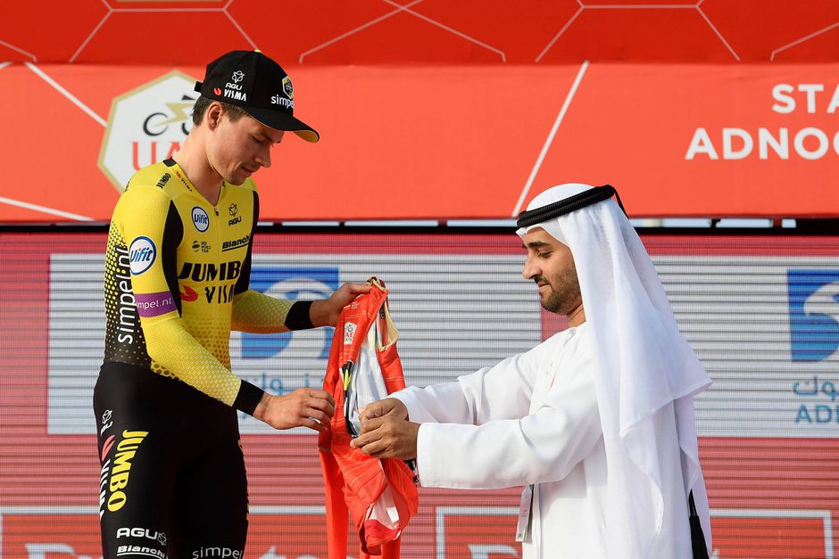 Dumoulin overleeft waaieretappe in Abu Dhabi, Gaviria sprint naar zege