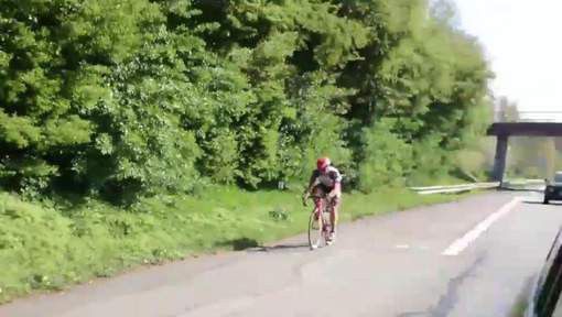 Renner geeft op in Parijs-Roubaix, fietst over snelweg naar finish (video)