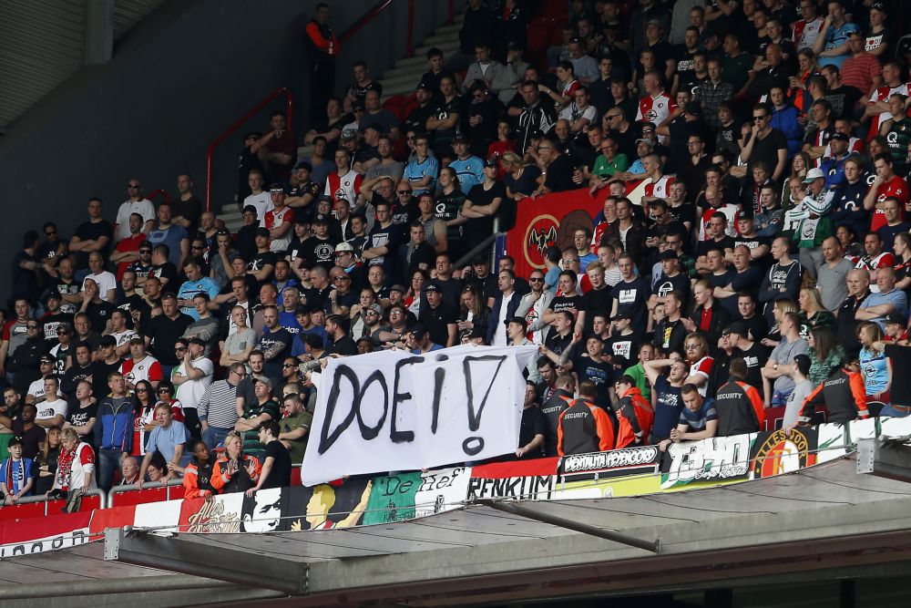 Feyenoord-fans gooiden met Jupiler-viltjes in de Grolsch Veste (video)
