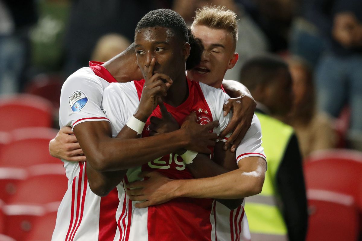 Bazoer en De Ligt scoren fraai voor Ajax in bekerduel (video's)