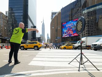 📸 | Wat een foto! Michael van Gerwen gooit rustig een pijltje op kruispunt in hartje New York