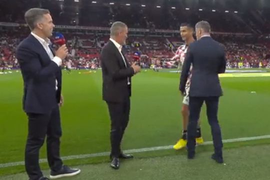 🎥​ | DIS! Cristiano Ronaldo negeert Liverpool-analist Jamie Carragher KEIHARD