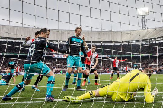 Feyenoord moet dag voor Klassieker 2 punten inleveren, PSV krijgt er 1 bij