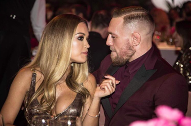 Partyende McGregor doet zogenaamde minnares de groetjes: 'Alles goed, Rita?' (video)