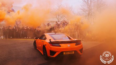 🎥 | Wereldkampioen Max Verstappen met oranje fakkels onthaald bij hoofdkantoor Red Bull