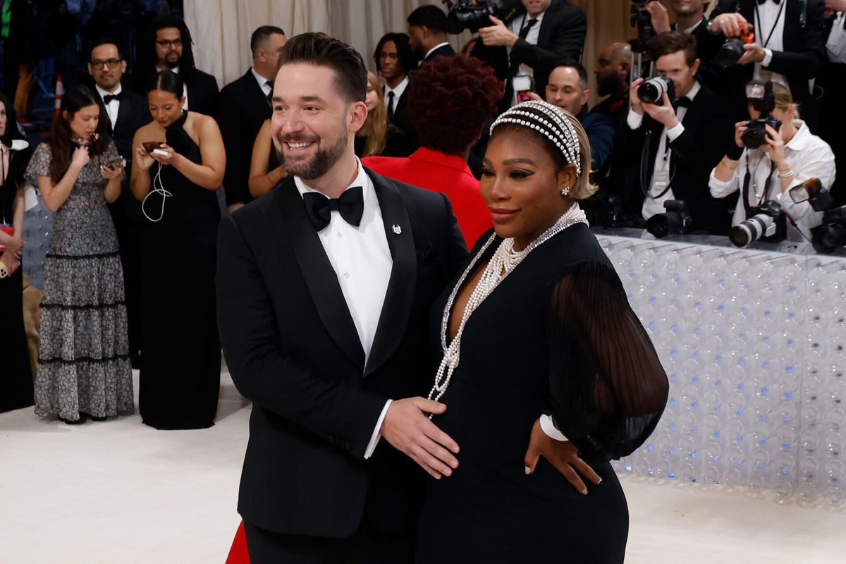 📸 🤰  | Serena Williams laat haar dikke buik zien op modegala: 2e kindje komt eraan