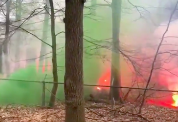 Feyenoord-fans protesteren met pyro's bij KNVB Campus tegen vuurwerkverbod (video)