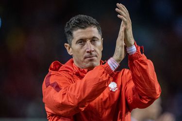 DONE DEAL! Robert Lewandowski tekent bij FC Barcelona contract tot 2026