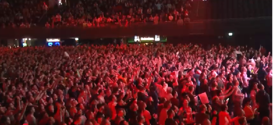 Ajax-Real in Ziggo Dome: hels fluitconcert... richting groot scherm (video)