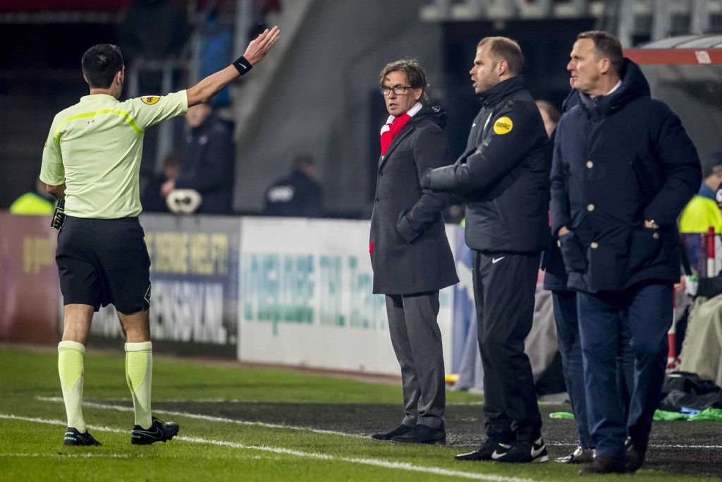 Pastoor boos op arbitrage: 'Het gaat om professioneel voetbal, niet om een dagje uit'