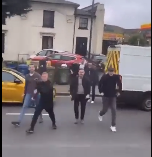 🎥😱 | Woedende Millwall-fans gooien baksteen naar Blackburn-bus na mislopen play-offs