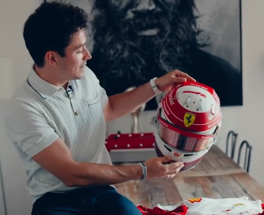 🎥 | Prachtig! Charles Leclerc veilt race-items voor slachtoffers overstromingen in Italië