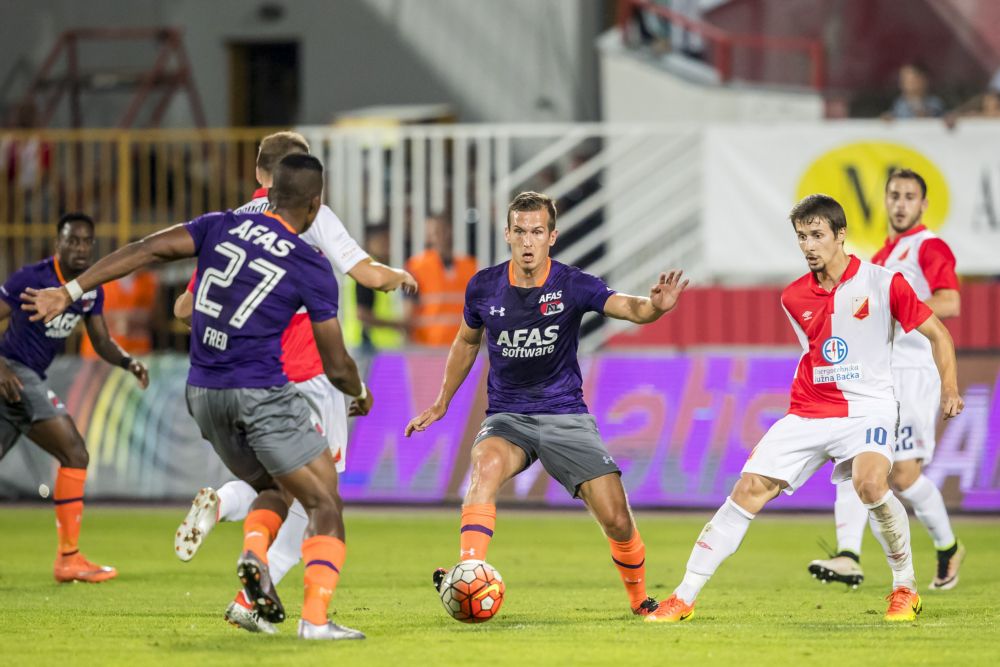 Wuytens duikt tussen 2 verdedigers en kopt AZ op een 0-1 voorsprong (video)