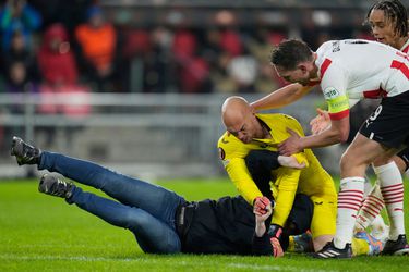 Supportersvereniging PSV stuurt bloemen en maakt excuses aan aangevallen Sevilla-keeper