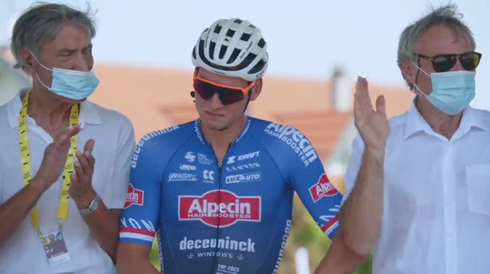 🎥 | Mathieu van der Poel heeft het zwaar bij eerbetoon aan overleden opa Raymond Poulidor