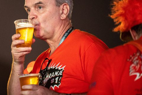 Oranje-fans in Qatar krijgen ook op het fanplein geen bier: 'Hoe moeten we nu indrinken?'