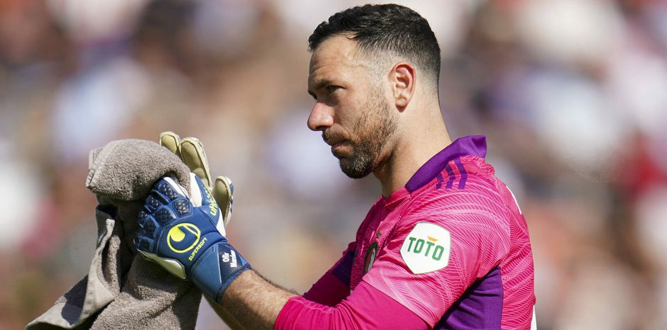 Partner van Feyenoord-keeper Ofir Marciano filmt verhuisdozen (en delete de video)