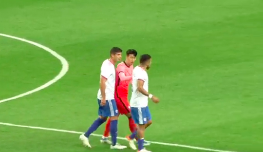 🎥 | Heung-Min Son sticht vrede tussen ruziënde Chilenen: 'Een echte aanvoerder'