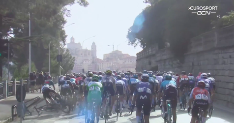🎥 | Waarom staat dat daar? Flinke valpartij in Milaan-San Remo door fietsenrek