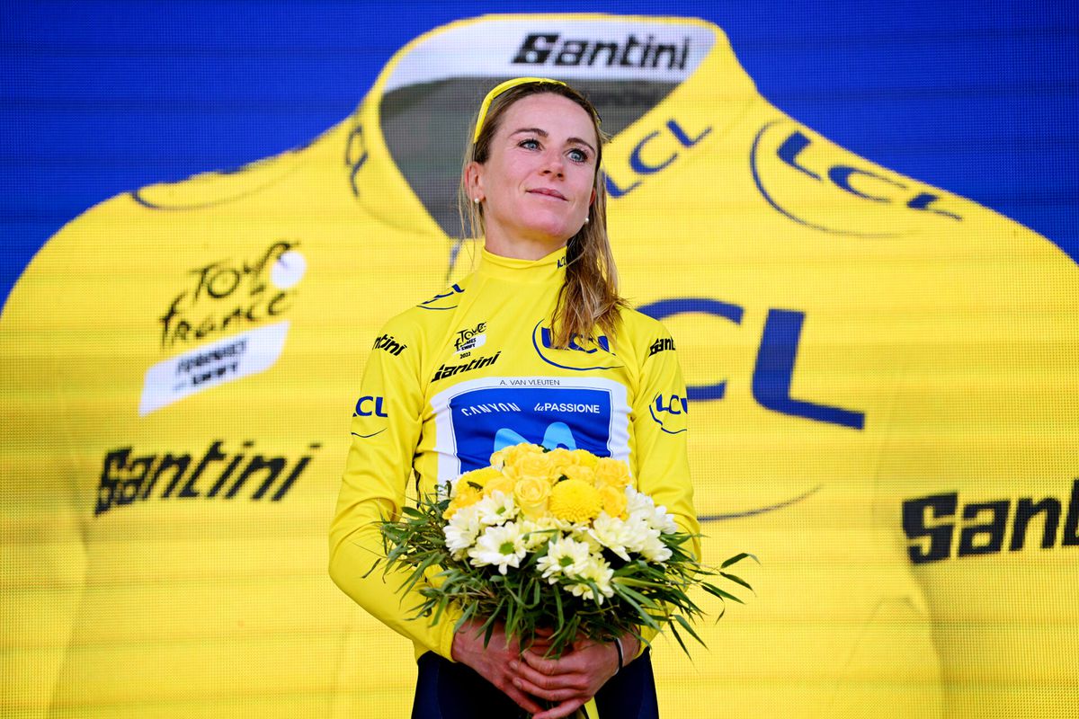 📸 | Zo werden Annemiek van Vleuten en andere truiwinnaars gehuldigd op de Tour de France Femmes